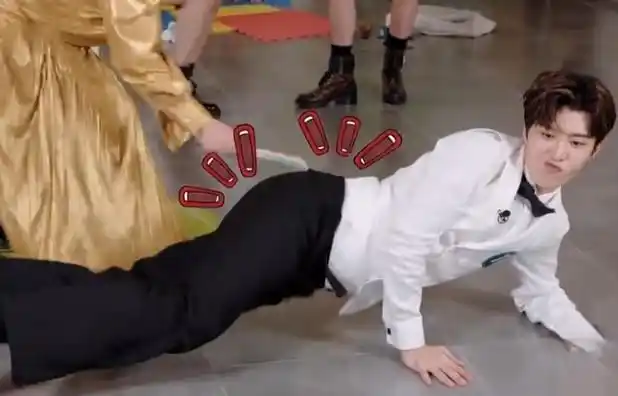 可是没有想到范丞丞躺在地上做顶胯动作的时候那么调皮,而且他自己还