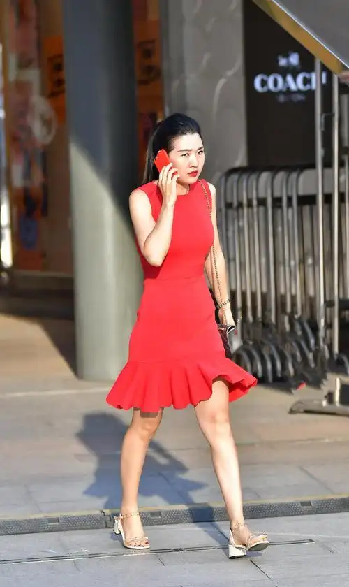 红色连衣裙,搭配高跟鞋,穿出清爽靓丽之美