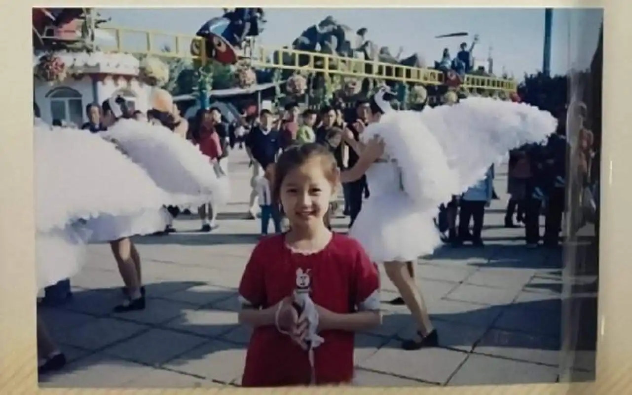 虞书欣的童年照,一看就是富养出来的无忧无虑的可爱小千金.