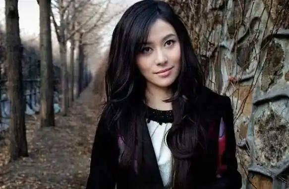 2014年,李依晓参加印小天生日会,当场被宠物狗咬到"毁容"_叶璇_言论