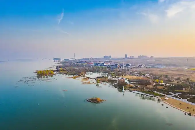 宿迁位于长三角北翼,江苏省北部,别称水城,古称下相,宿豫,钟吾等,是