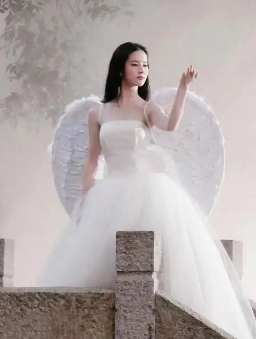刘亦菲早年绝美写真曝光天仙扮天使瞬间突破中西审美壁垒