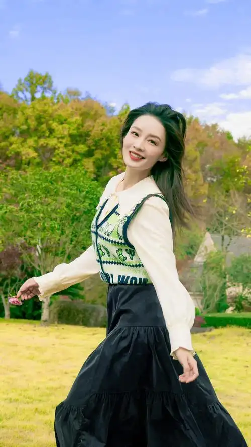 李沁明星同款绿色v领卡通图案针织马甲 白色娃娃领花边衬衣套装潮