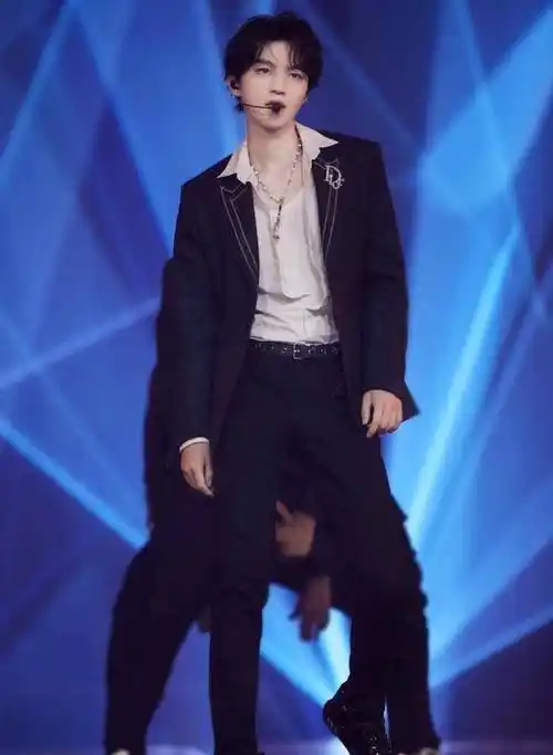 王俊凯真有品味,黑色毛衣叠穿衬衫裙,随意系个领带文艺又复古