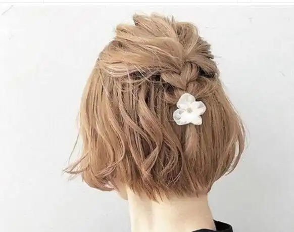 女生短发半编发发型图片