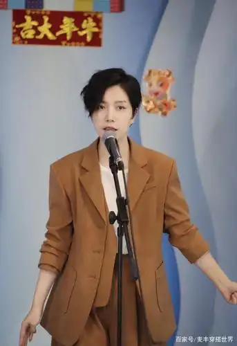 李霄云久违发新专辑,蓝色系造型超时尚,不愧当年快女亚军