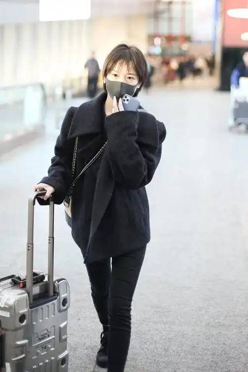 李庚希短发现身,一身黑气场十足,双腿细得让人羡慕