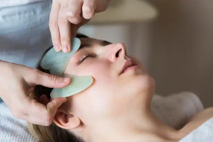 面部刮痧有什么好处与功效(面部拨筋的作用)