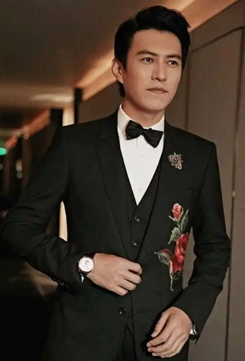 西装的搭配应该以纯色为主,而在其他场合,靳东则选择更加多元化的西装