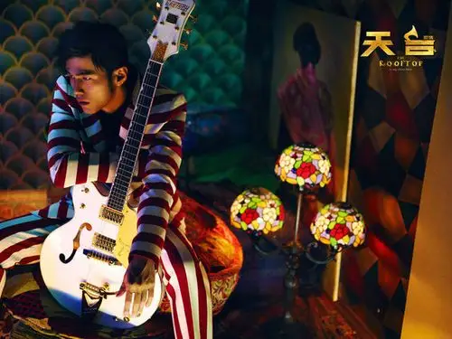 周杰伦复古演绎天台时尚大片