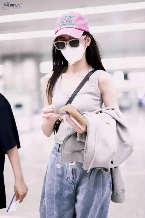 迪丽热巴的机场穿搭##迪丽热巴上海出发