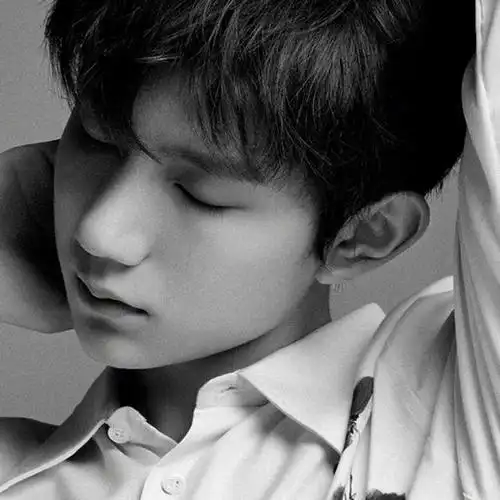 王源有质感的黑白风格照片 每一张都有着属于他的独特