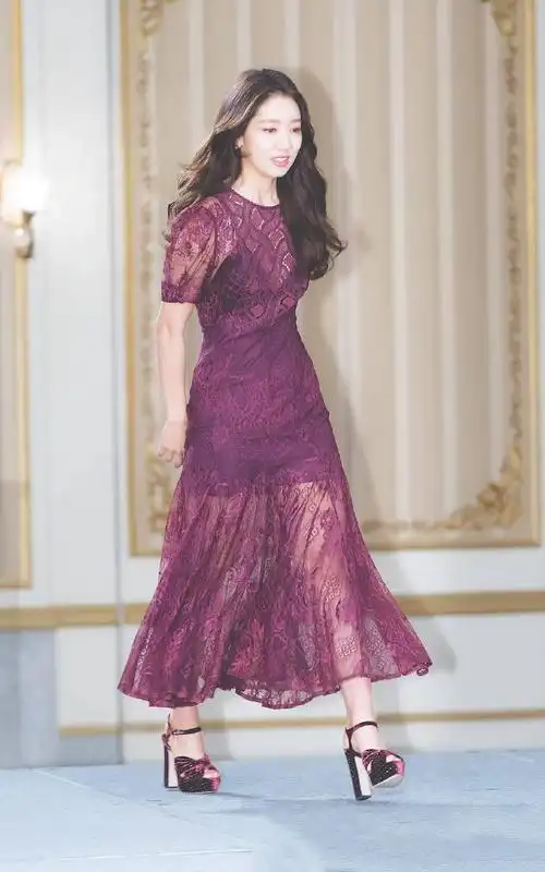 朴信惠光腿穿长靴 长款皮衣气场逼人