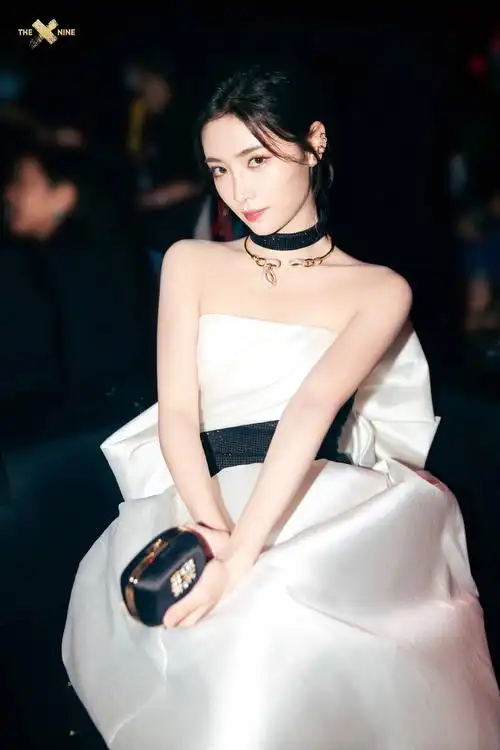 许佳琪电话亭氛围感大片曝光 穿抹胸长裙身姿曼妙