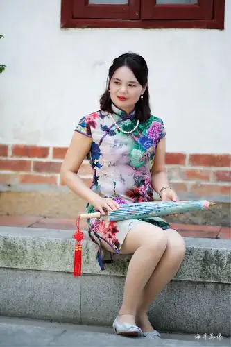 旗袍恰如其分的展现东方女人的美.