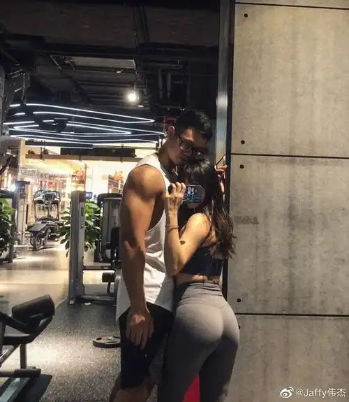 女生挑战翘臀夹手机网友这样的女朋友哪里领