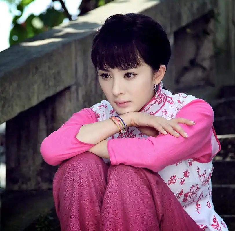 杨幂民国造型# 时尚的历史总是会在某个时刻反复被回顾,就像杨幂浴抖