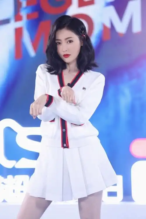 张天爱真会视觉转移穿百褶裙扮校花腿长抢镜连胯宽都被忽略了