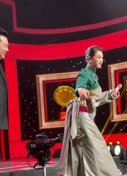 大家猜猜降央童鞋为什么赤脚上台?@降央卓玛