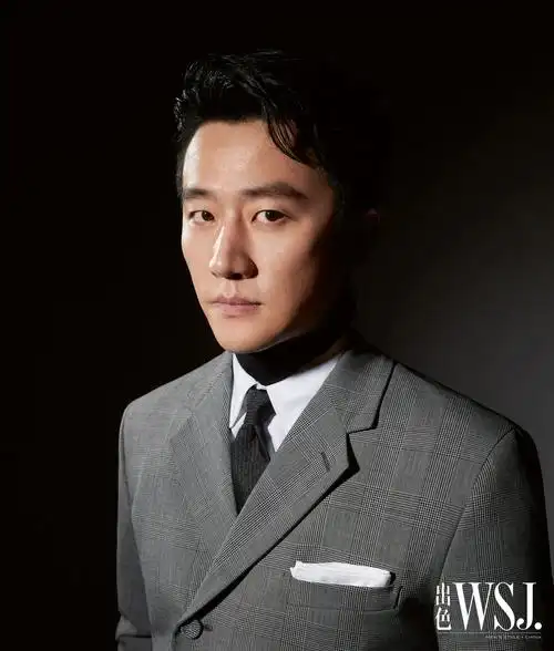 黄轩登《出色wsj.》十二月刊封面 复古正装彰显绅士品格