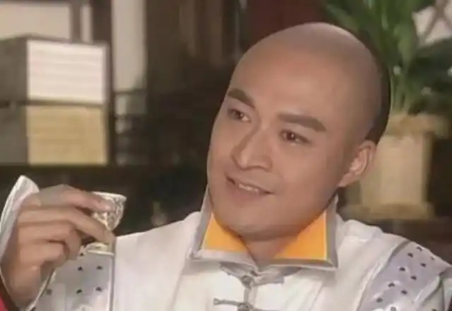 人都用过他的表情包,如今60岁的马景涛保养得当,看起来就像50岁左右