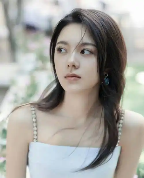 女星赵今麦时尚造型:清纯可爱,青春活力