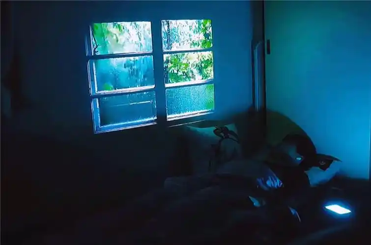 用投影仪做个假窗户随手切换窗外风景