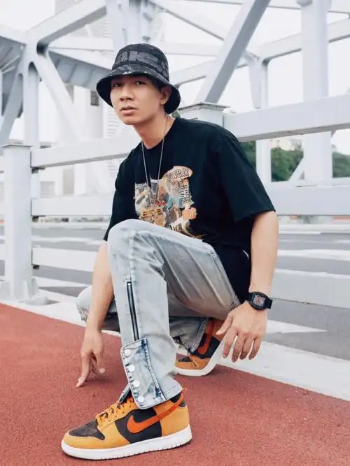 个街头潮流boy,大面积复古做旧印花的宽松t恤,搭配破洞高街直筒牛仔裤