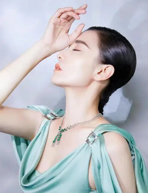 时尚干练的宋佳,优雅迷人,文雅秀丽的写真照!__财经头条