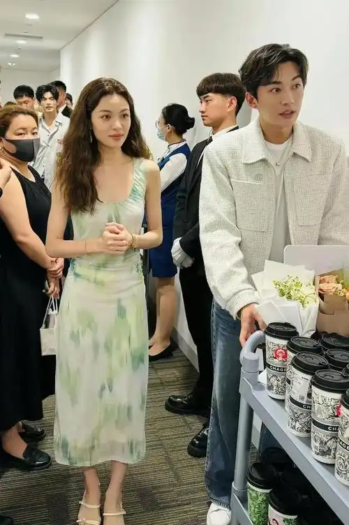 偶遇钟楚曦人很高很美168的身高没有水分有种港姐的范儿