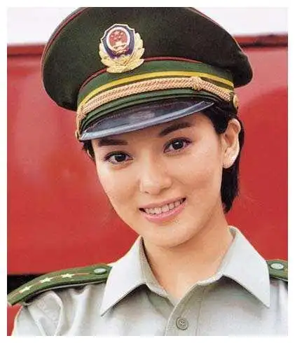 拒美国25万美元拍裸照邀请,只脱给华人看的彭丹:我骨子里就爱国__财经