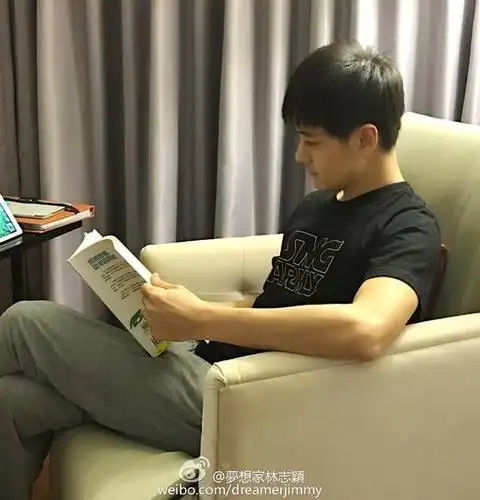 林志颖深夜重温育儿书不老容颜仍似当年