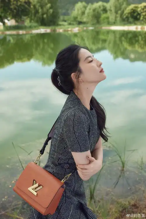 刘亦菲国庆出游美图