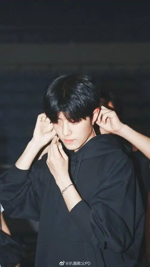 肖战发带造型小合集活力十足青春洋溢为之疯狂心动