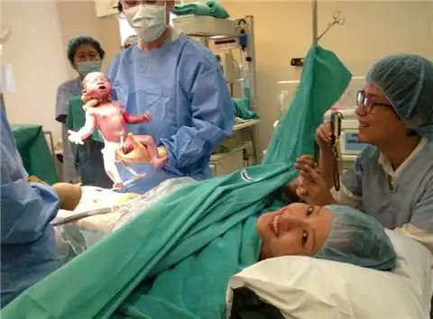 性感主播蒋怡产女,老公剪脐带