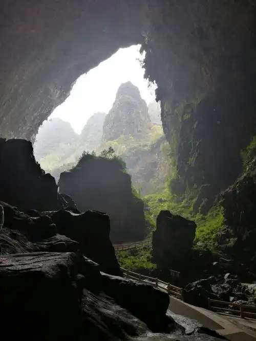 广西巴马百魔洞