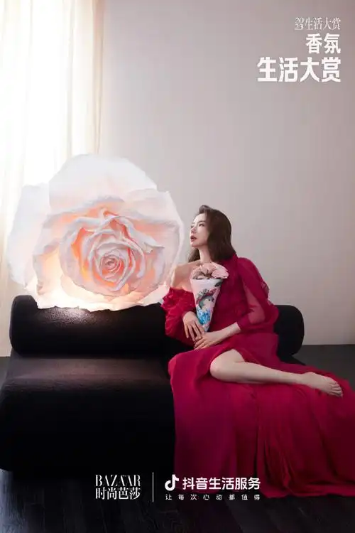 芭莎戚薇寻香大片##戚薇芭莎大片玫瑰花比人大##香氛生活大赏