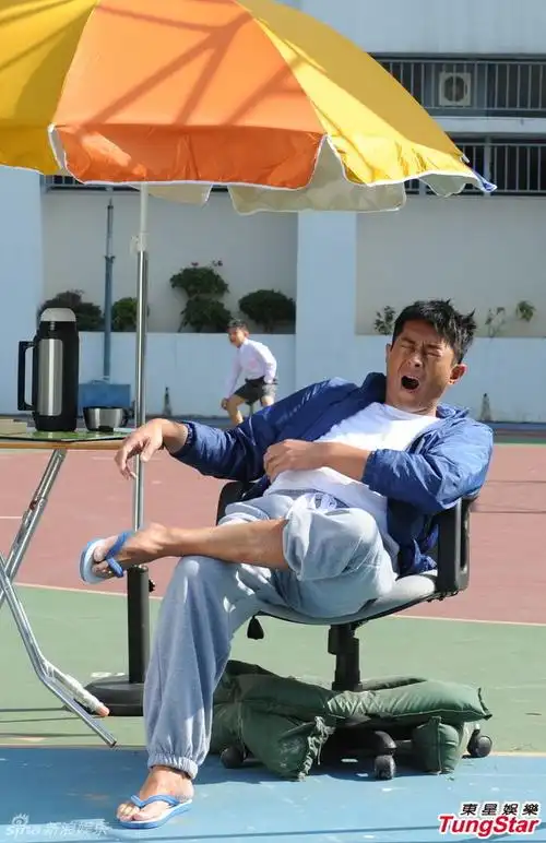 组图古天乐当颓废老师呵欠连天现大肚腩