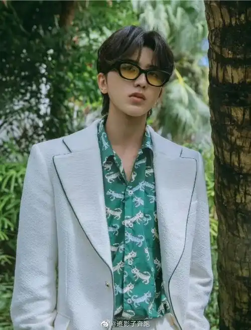 蔡徐坤衬衫上好多狗头