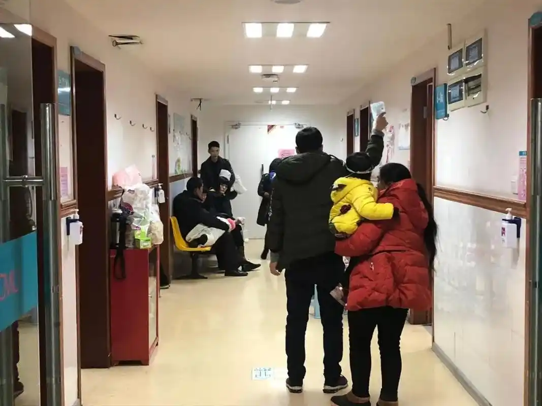 凌晨3点重庆儿童医院拍到的这一幕真相太戳心
