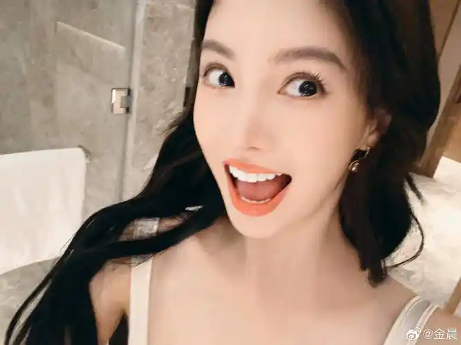 董又霖是成龙的侄子,1995年出生,比金晨小5岁