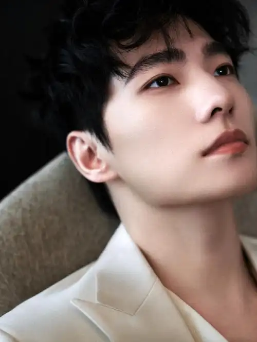 有种慵懒松弛感,又被轻轻松松的眼前亮了一下,咋又悄悄的超帅了呢杨洋