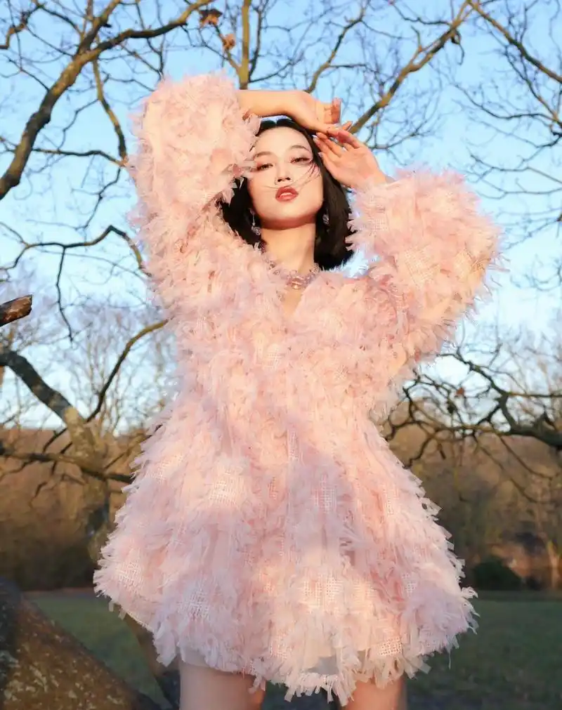 樱花粉色羽毛流苏连衣裙