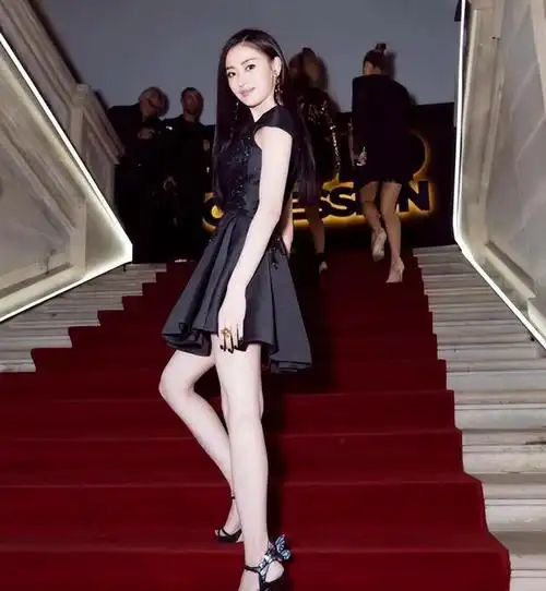 与杨紫的同框视频张天爱的身高也一度成谜除了年龄造假隔着屏幕都