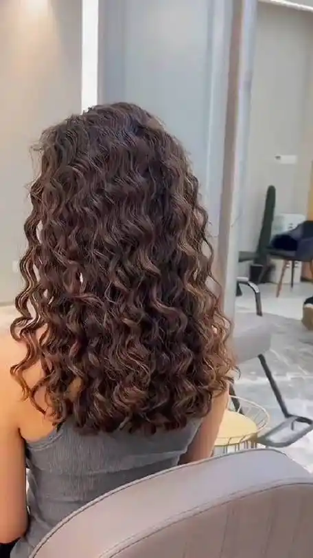 超级显发量的港风泡面卷烫发 能从颅顶蓬松到发尾的发型