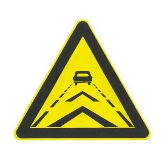 4, 这个可不是说这里可以下水洗车,这是注意堤坝标识.