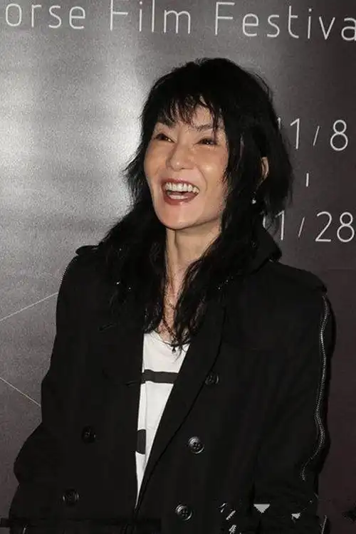 原创老了就该自然真实,张曼玉素颜干瘪皱纹丛生,但不整容就是漂亮!