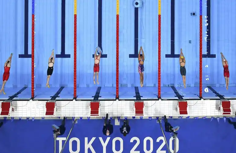 7月26日,李冰洁(左三)在比赛中出发.