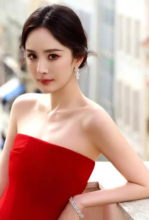 杨幂戛纳红裙造型太美了,一袭红色抹胸高定礼服,明艳又妩媚