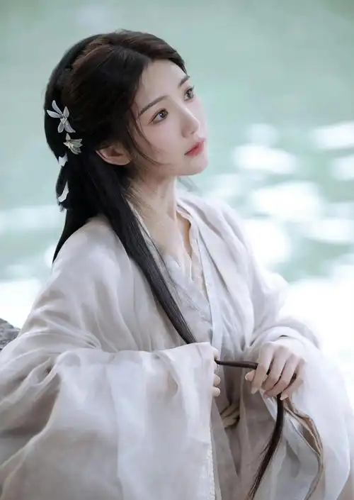 回顾:古装美女之一:《庆余年2》毛晓彤红衣造型震撼登场!